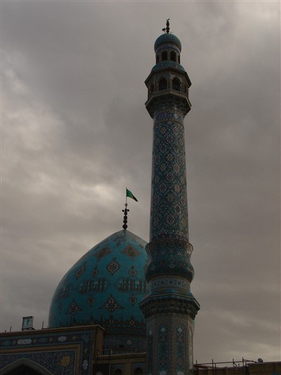 نمایی از گلدسته و گنبد مسجد جمکران 3